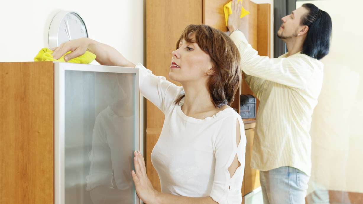 Adultos jóvenes aspiran a compartir las tareas domésticas y la crianza de los hijos