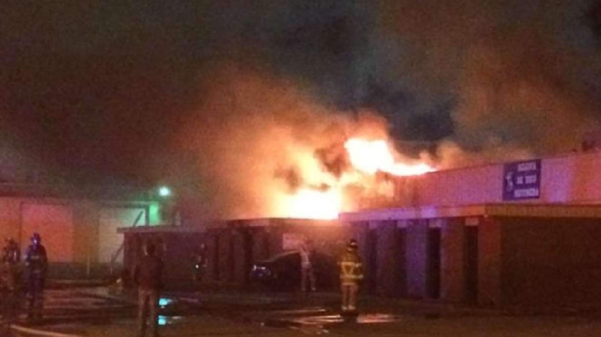 Incendio de taller mecánico provoca el cierre de calles en Murray