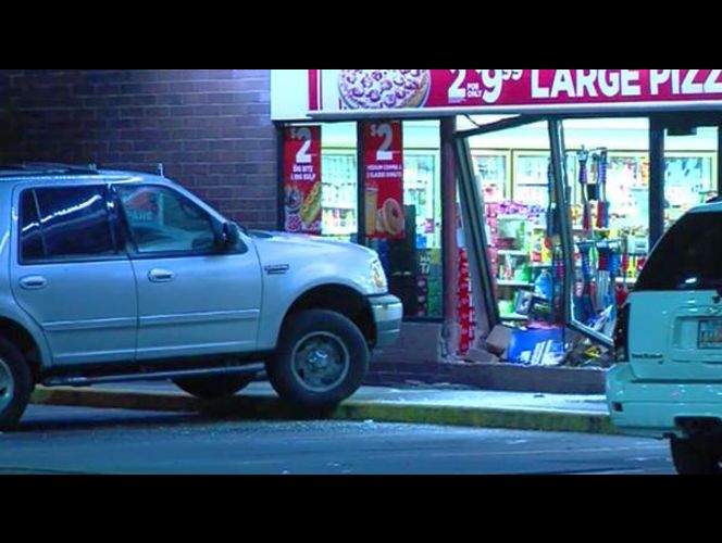 SUV arremete contra tienda en SLC lanzando cajero a través del cristal 