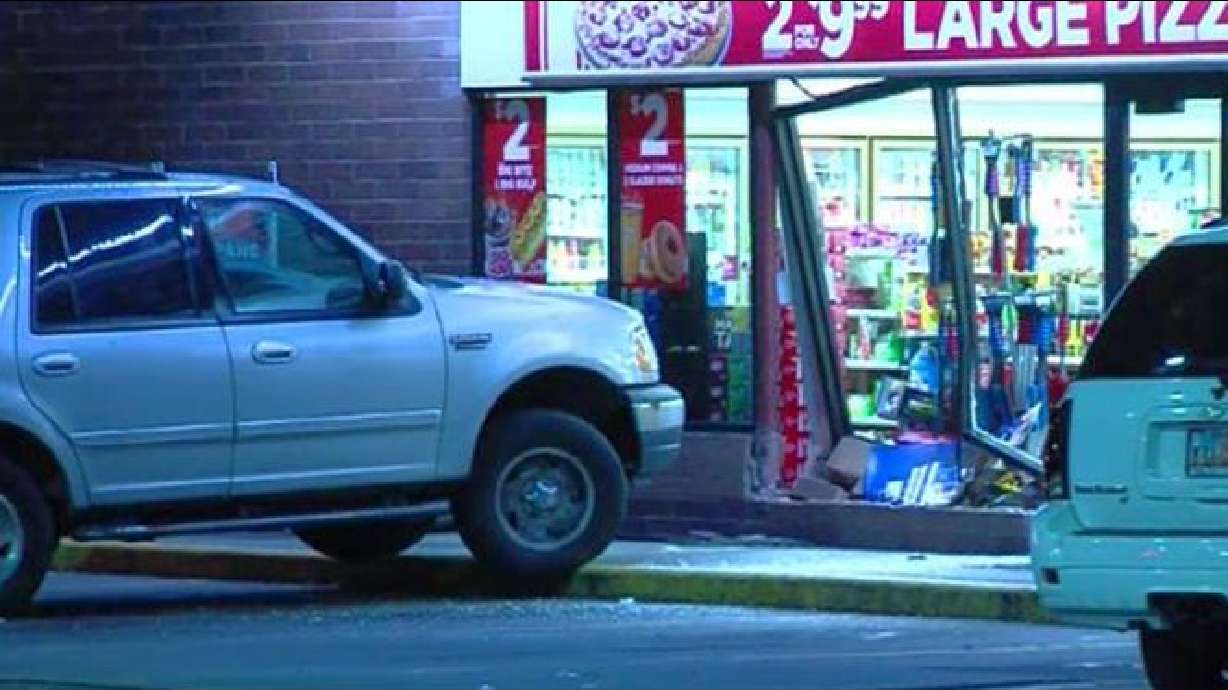 SUV arremete contra tienda en SLC lanzando cajero a través del cristal