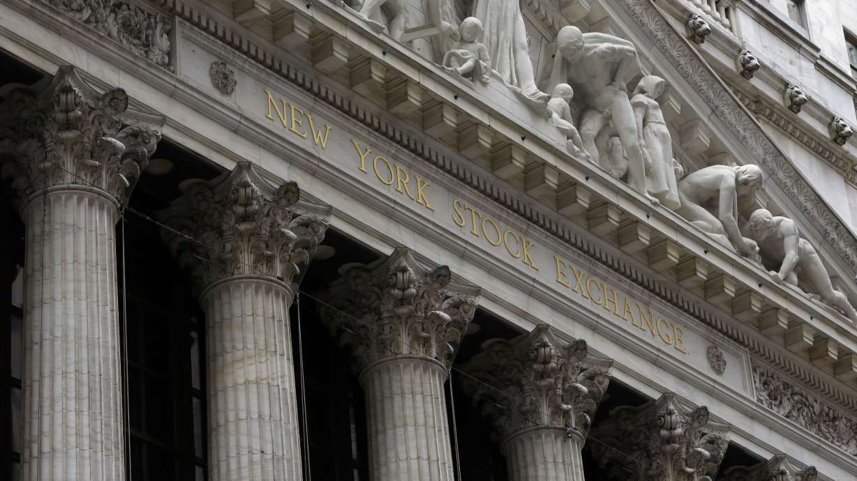 US stock indexes end mixed as oil price resumes a slide