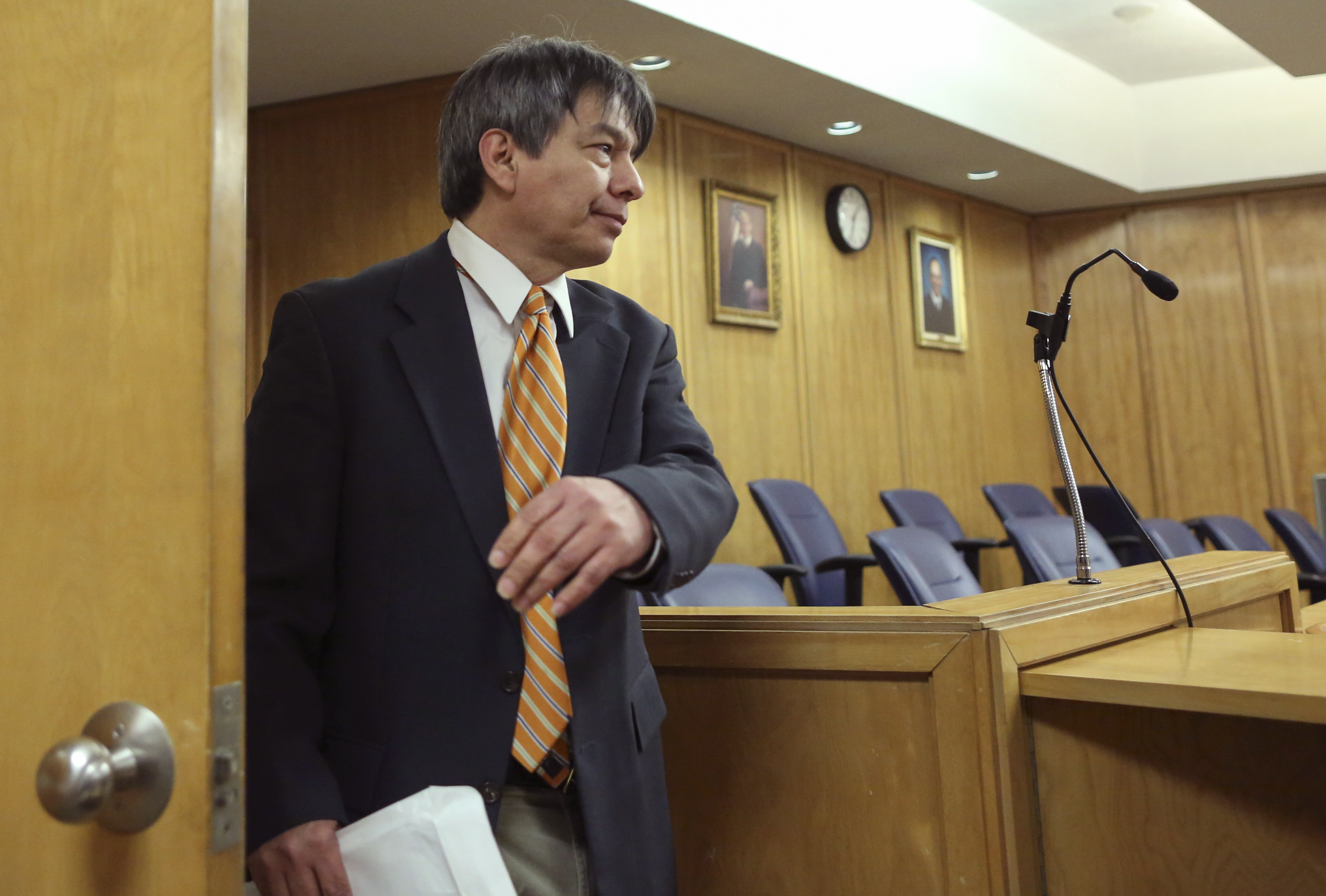 Prosecutor describes commune leader's reign at murder trial