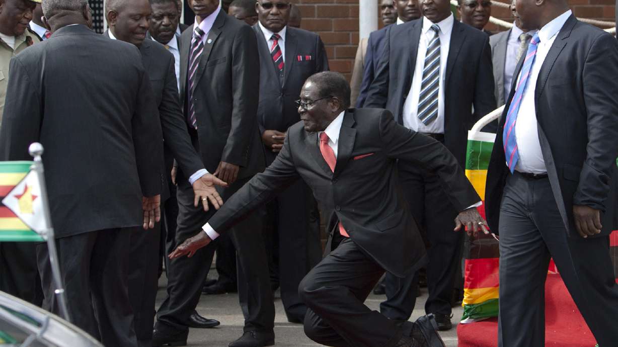 Zimbabwean government denies Mugabe fell down steps