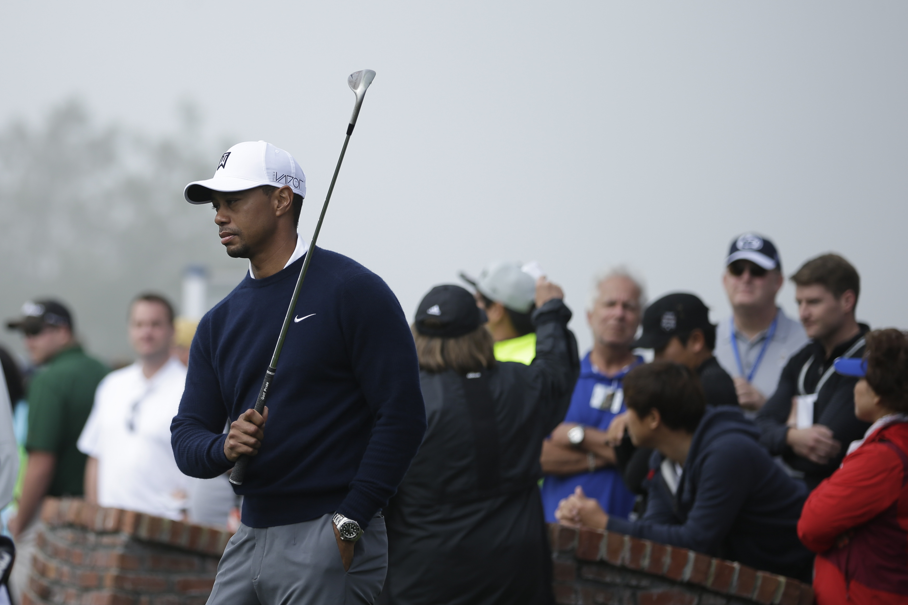 Tiger Woods withdraws because of tightness in lower back