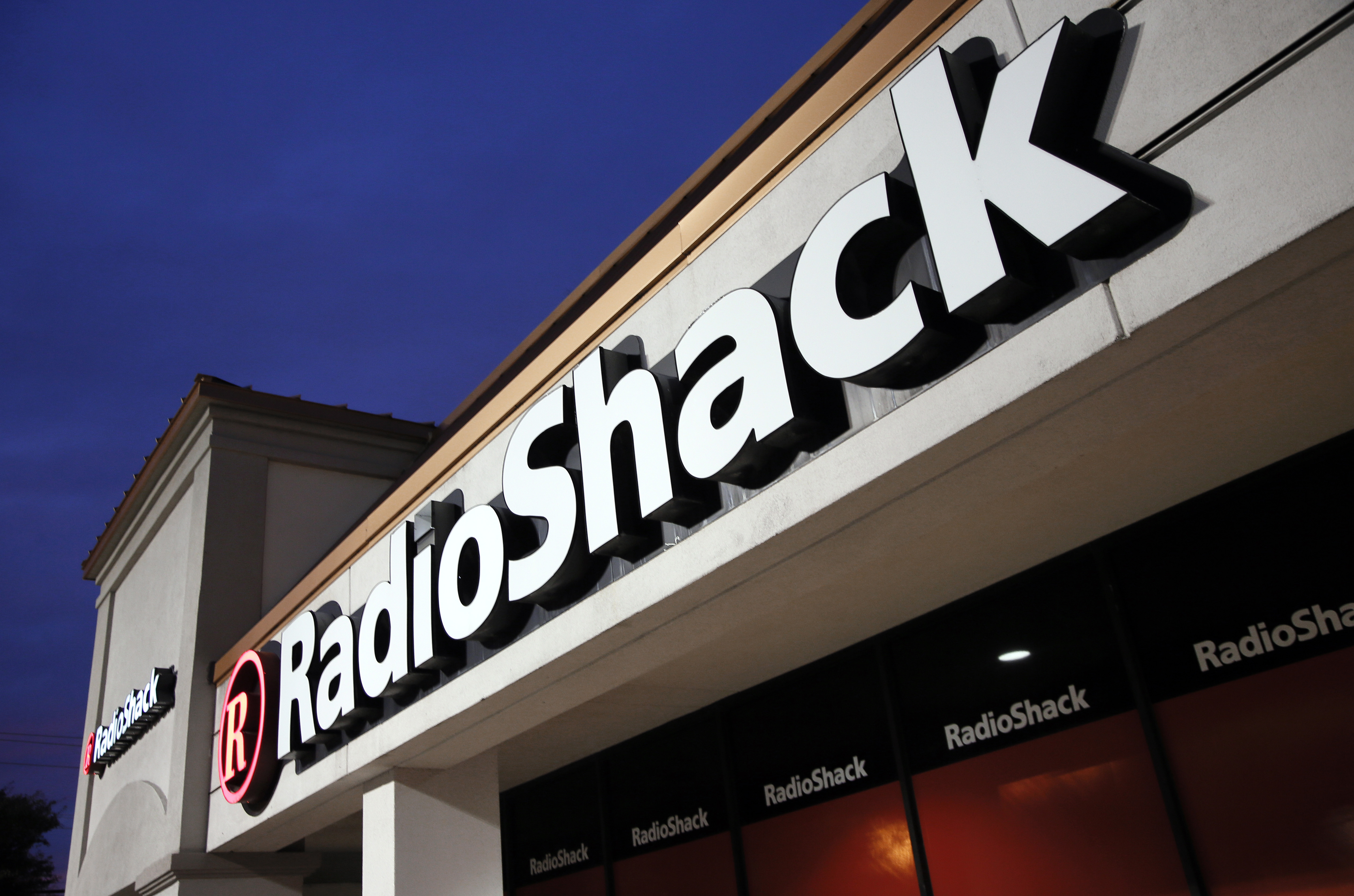 RadioShack files for bankruptcy, plans deal with Sprint