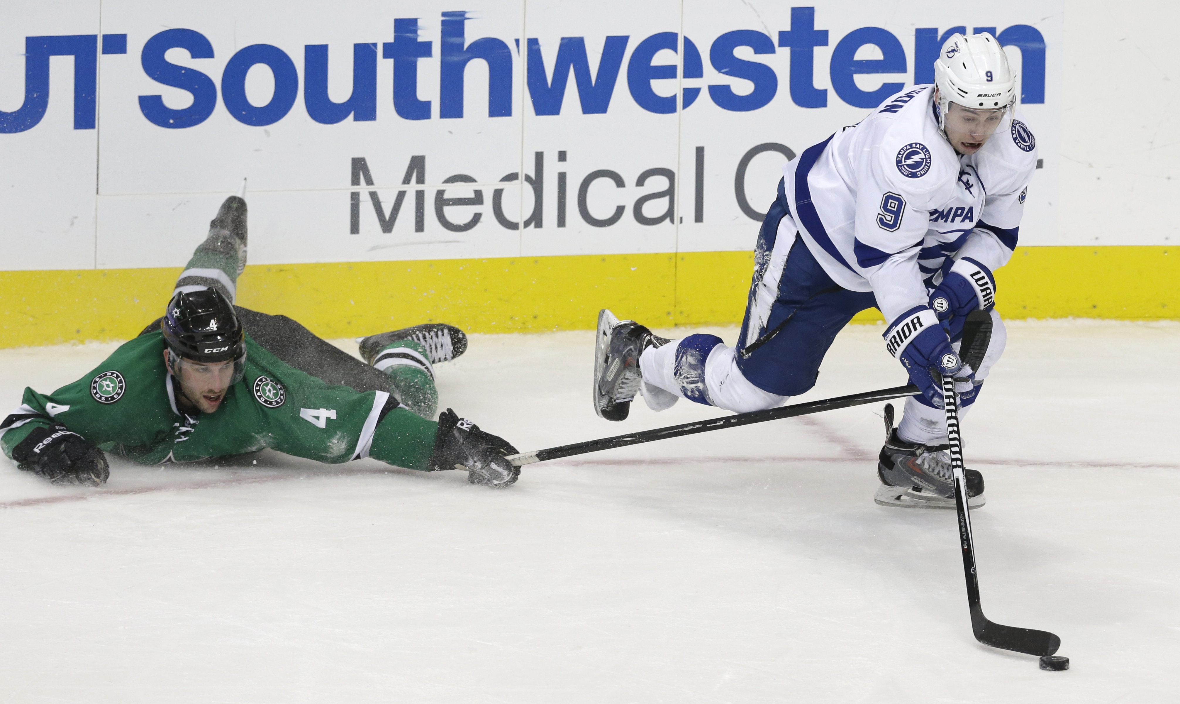 Johnson's 2 goals lift Lightning, 5-3