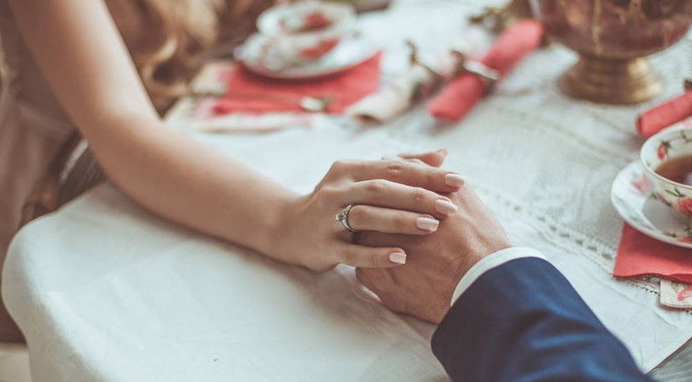 El largo de su dedo anular puede indicar si es propenso a quedarse en una relación o de ser infiel