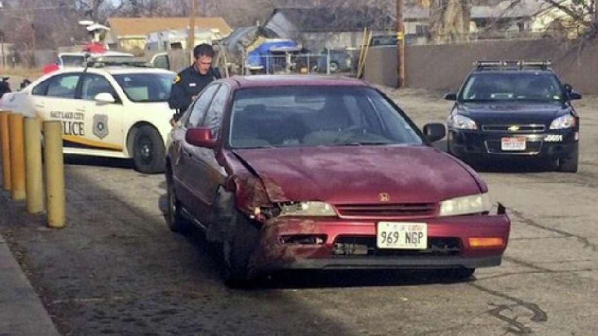 Hombre atrapa a policía con parte posterior de un auto robado hiriéndolo y huyendo luego en SLC