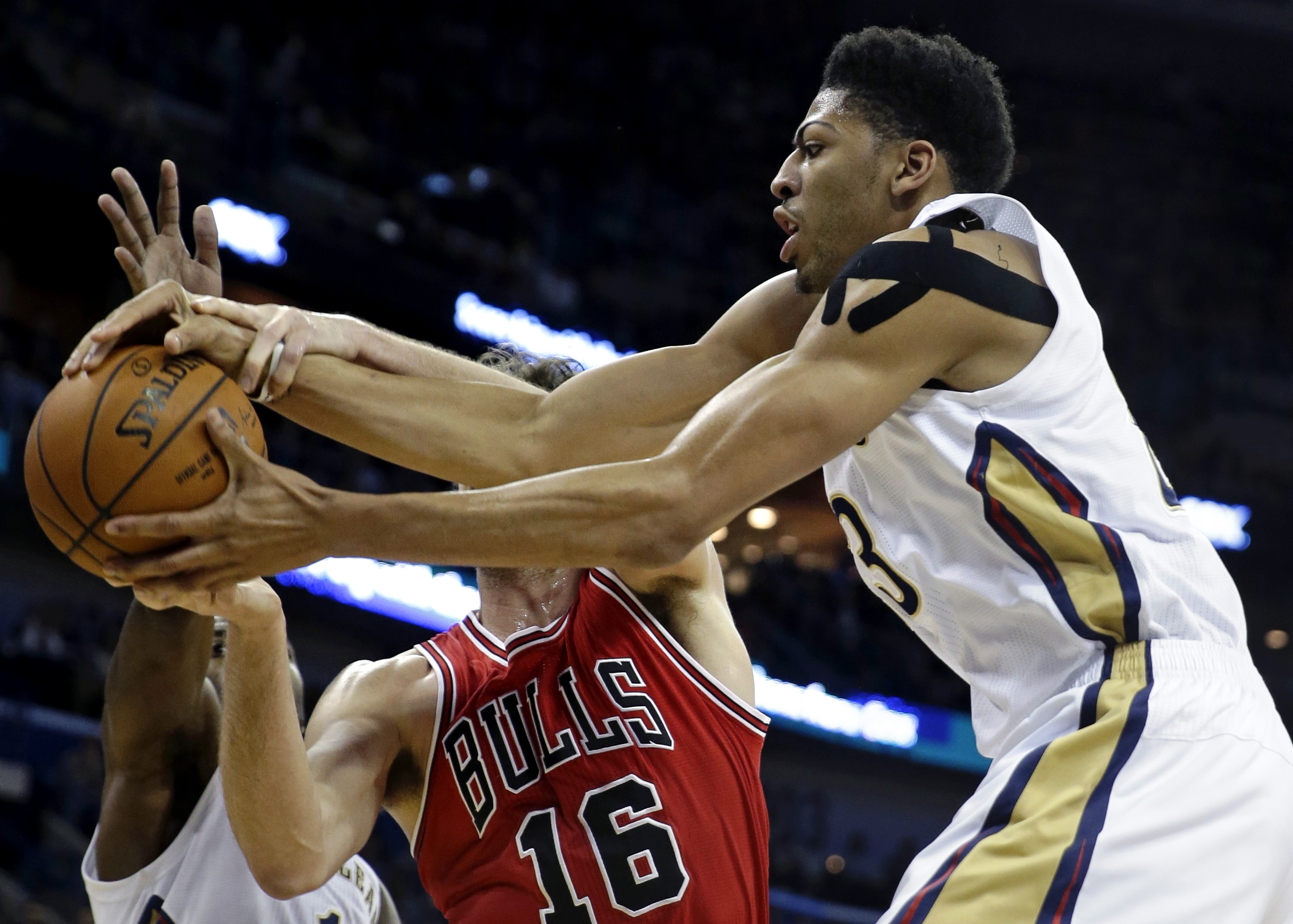 Pelicans' Davis hurts shoulder on fall after dunk
