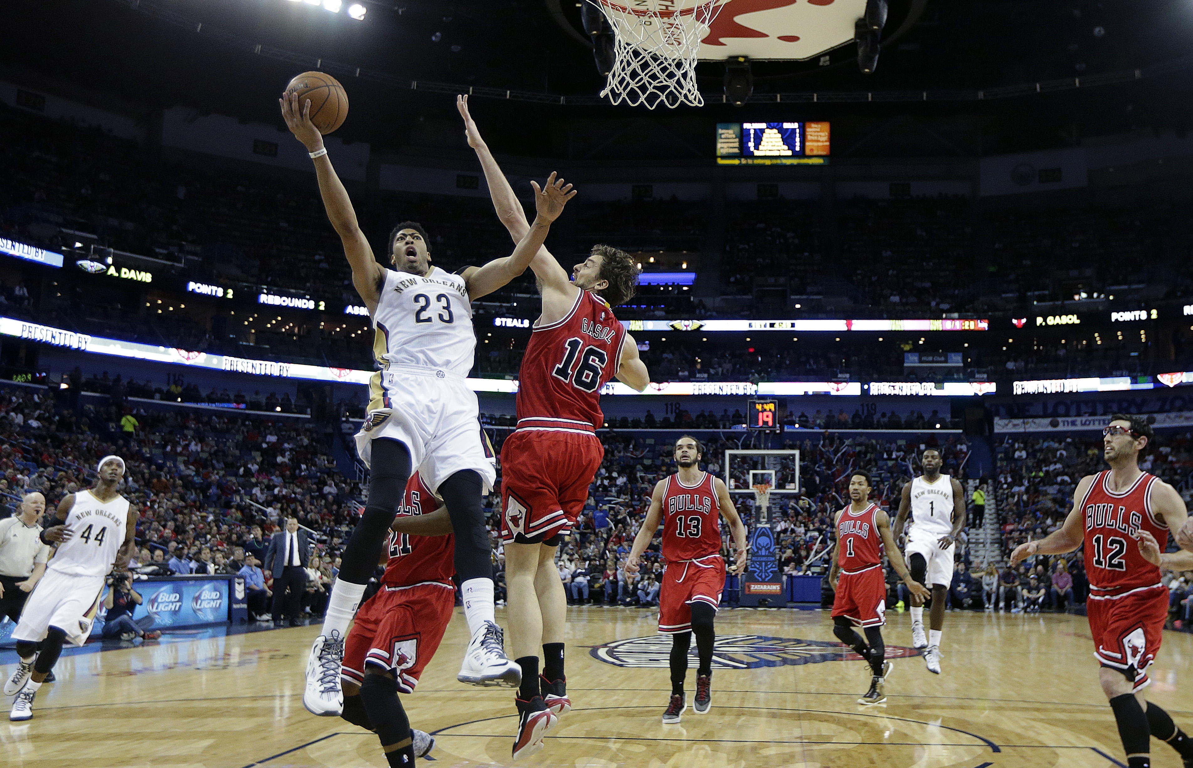 Davis hurts shoulder, Bulls pound Pelicans 107-72