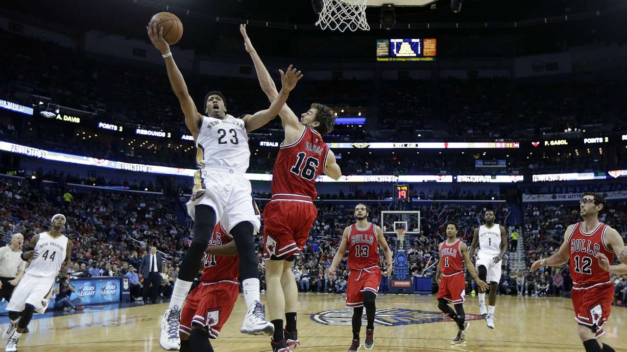 Davis hurts shoulder, Bulls pound Pelicans 107-72