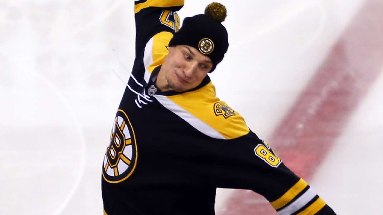 Gronkowski spikes puck as Bruins honor champion Patriots