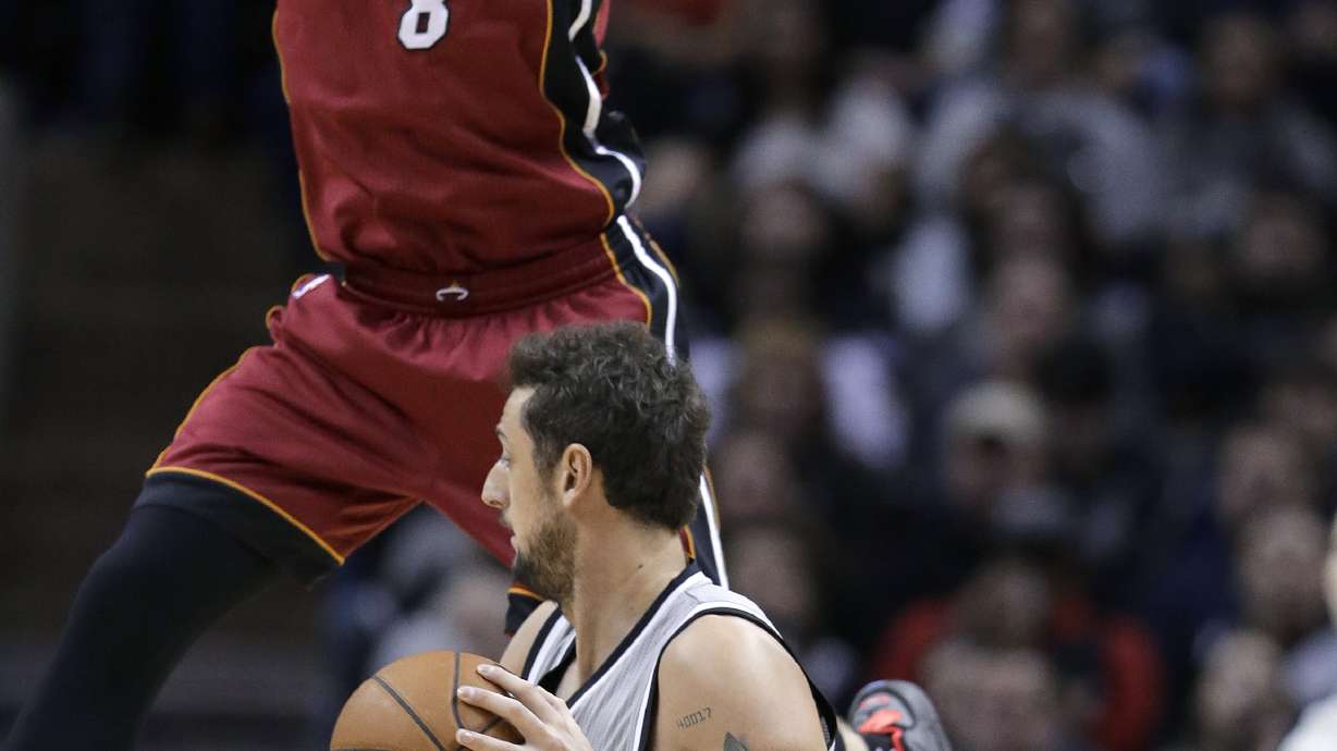 Johnson signed by Heat, who still await Wade's return