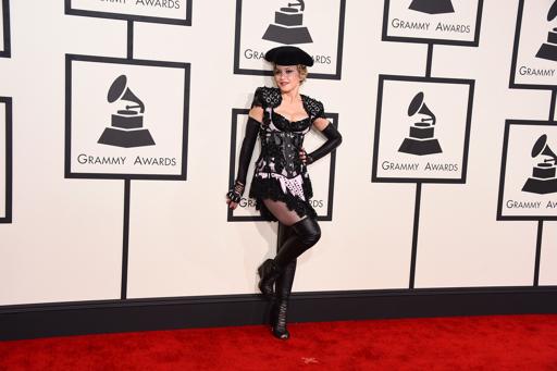 Madonna llega a la 57a entrega de los Grammy en el Staples Center el domingo 8 de febrero de 2015 en Los Angeles. (Foto Jordan Strauss/Invision/AP)