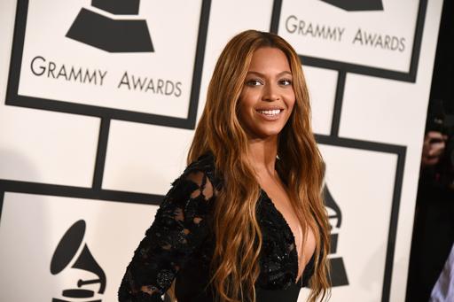Beyoncé llega a la 57a entrega de los Grammy en el Staples Center el domingo 8 de febrero de 2015 en Los Angeles. (Foto Jordan Strauss/Invision/AP)