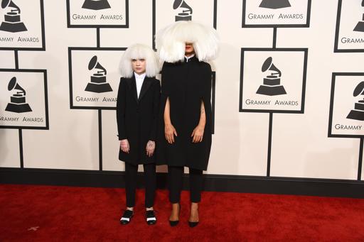 Sia, derecha, y Maddie Ziegler llegan a la 57a entrega de los Grammy en el Staples Center el domingo 8 de febrero de 2015 en Los Angeles. (Foto Jordan Strauss/Invision/AP)