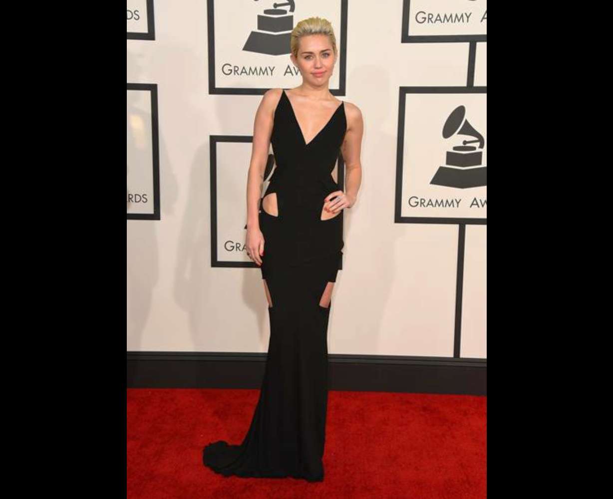 Miley Cyrus llega a la 57a entrega de los Grammy en el Staples Center el domingo 8 de febrero de 2015 en Los Angeles. (Foto Jordan Strauss/Invision/AP)
