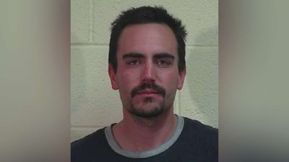 Hombre de UT es arrestado por hacerse pasar por policía para entrar a propiedades