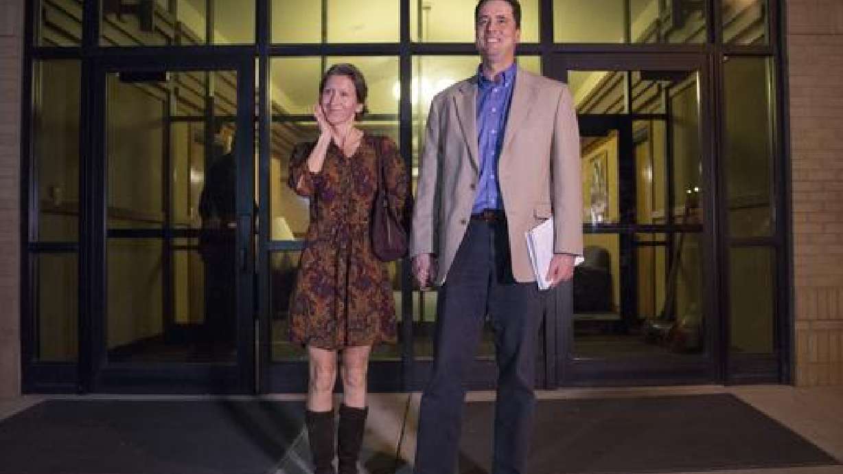 Mormones en Utah excomulgan a líder; lo declaran apóstata