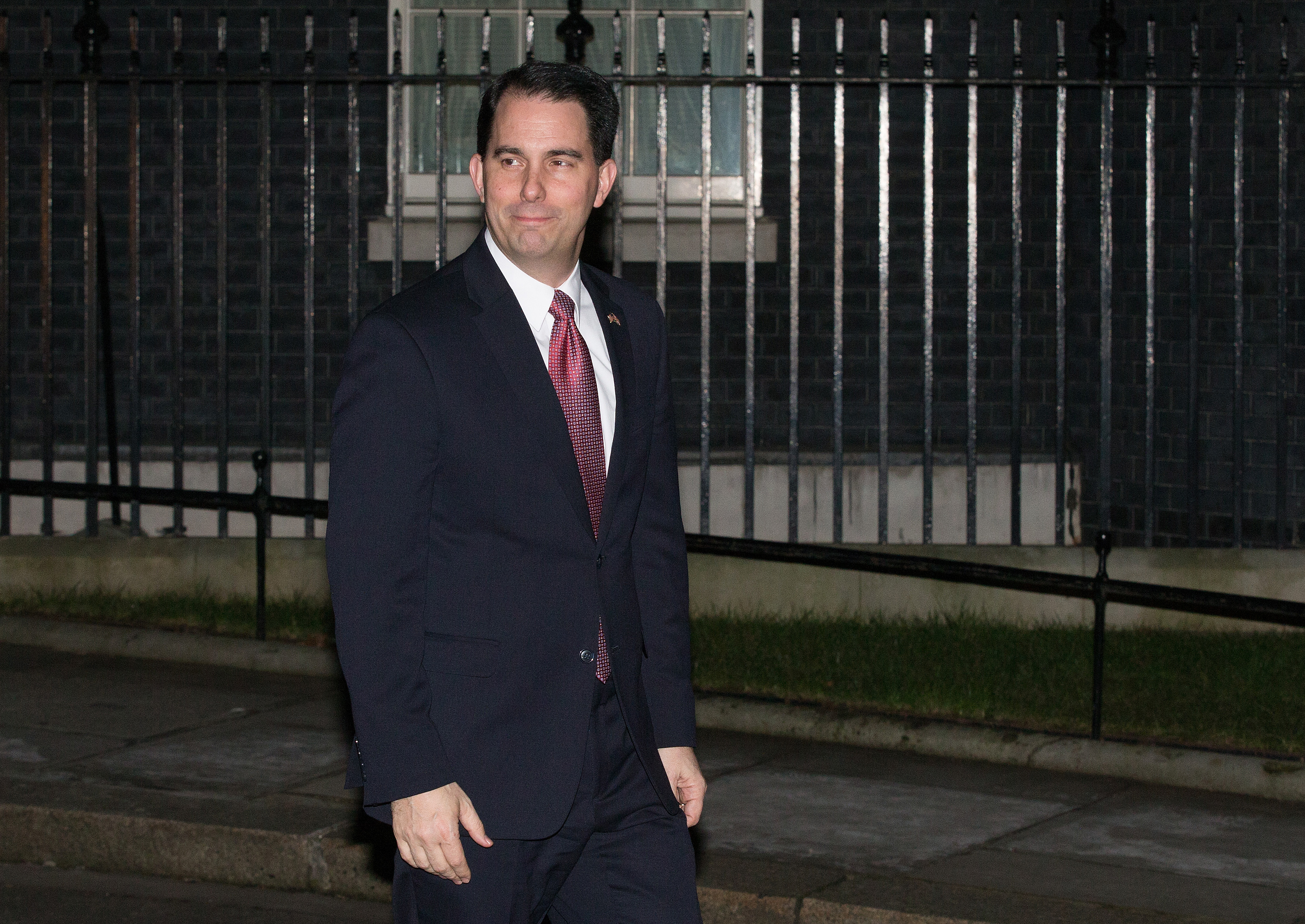 On trip to UK, Scott Walker gets away from university flap