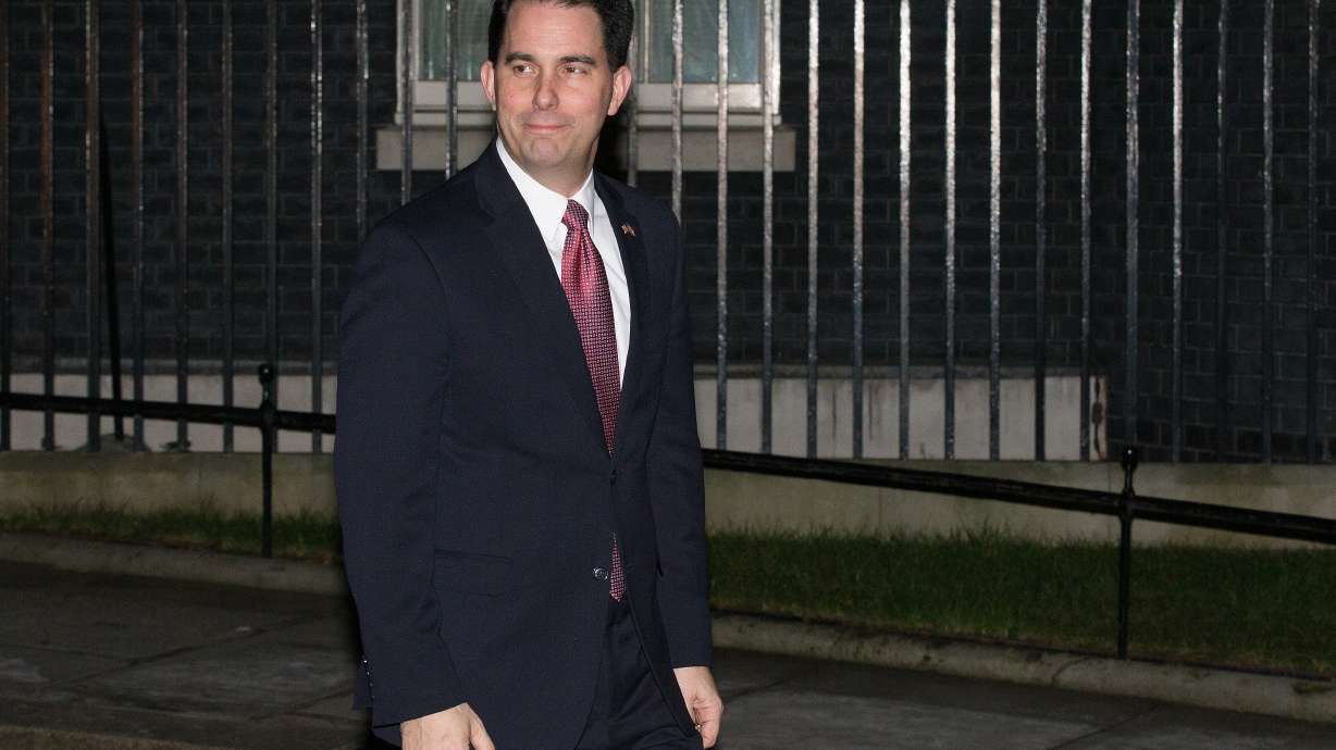 On trip to UK, Scott Walker gets away from university flap