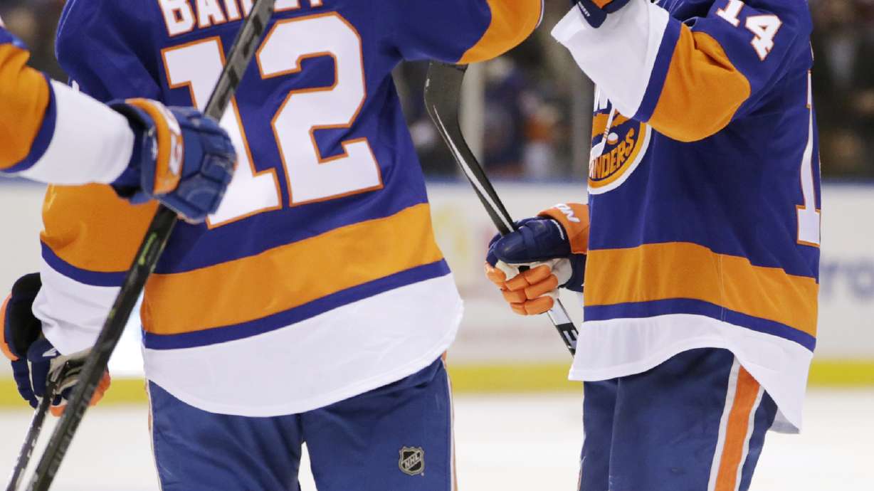 Cizikas scores late to give Islanders 3-2 win over Oilers