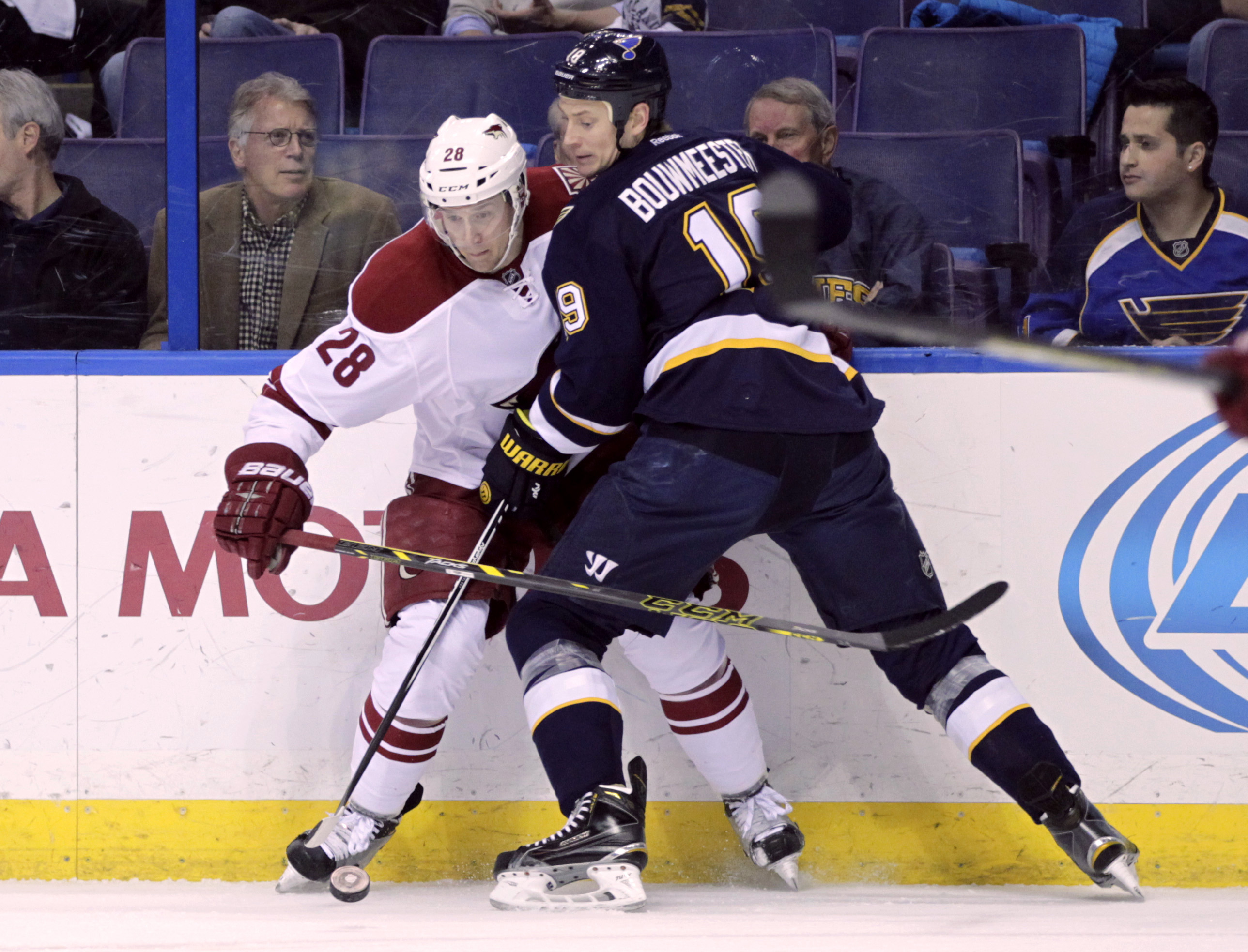 Dmitrij Jaskin boosts Blues past Coyotes 2-1