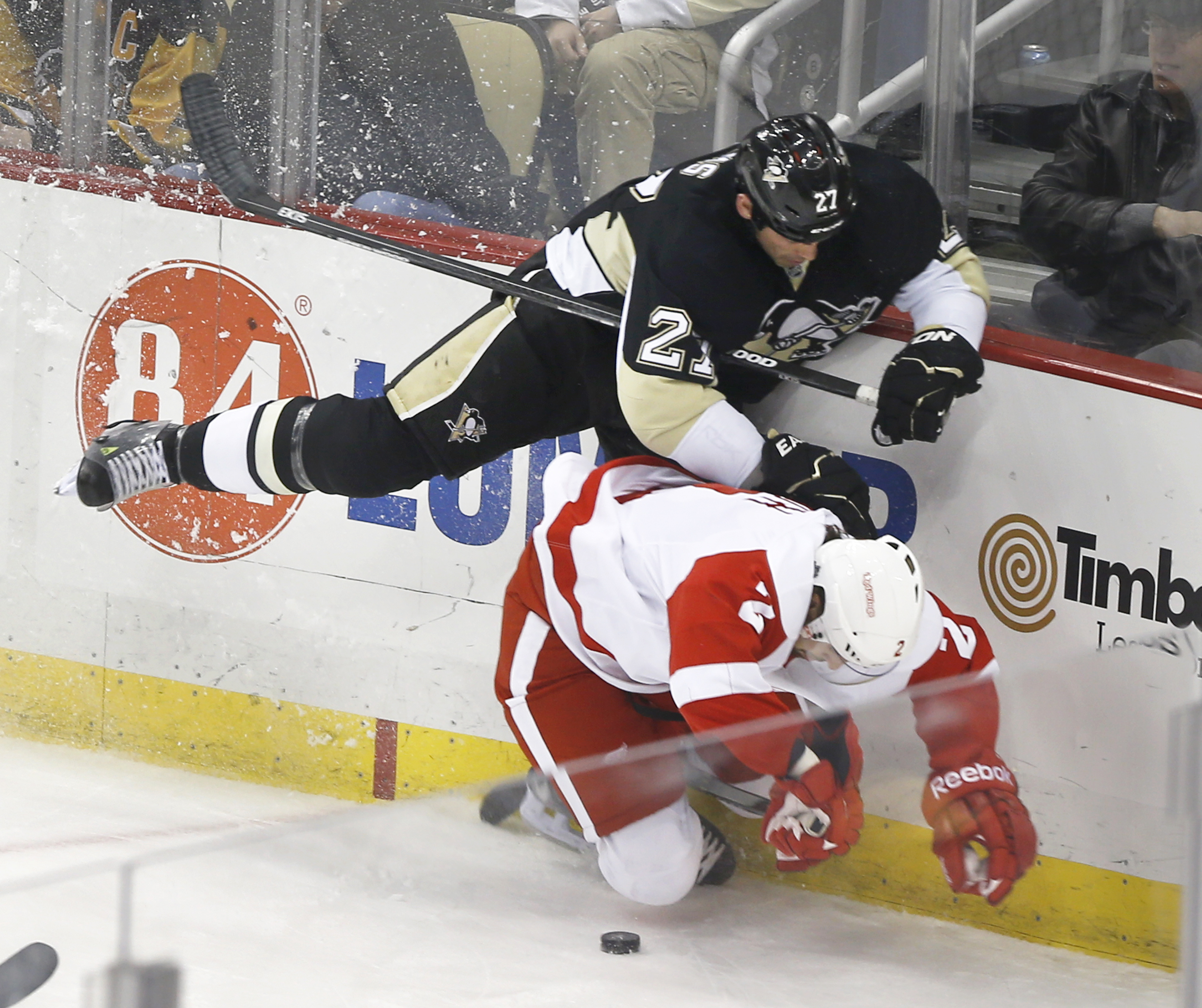 Comeau scores in return, Penguins cool off Red Wings 4-1