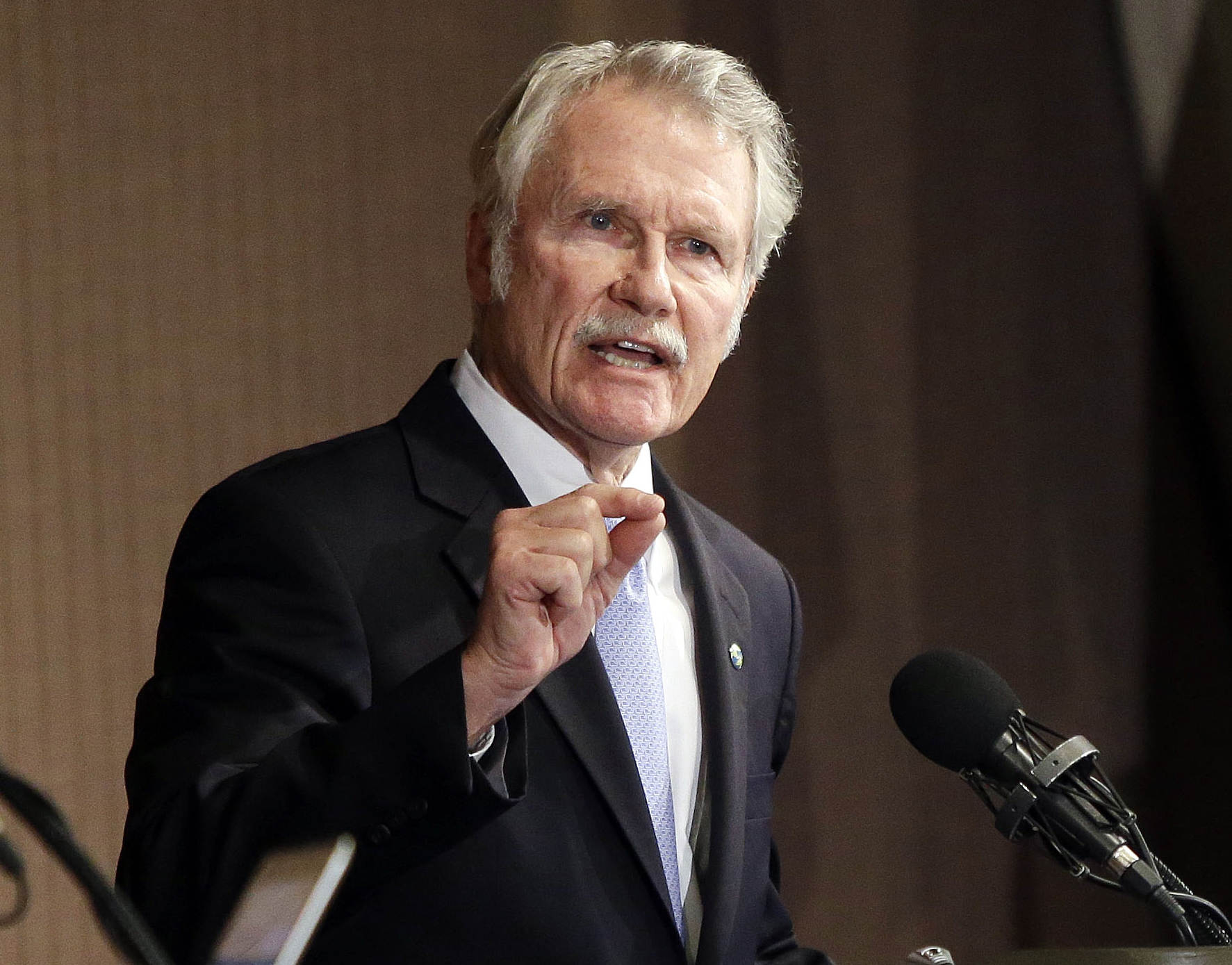 Top Democrats call on Oregon governor to resign