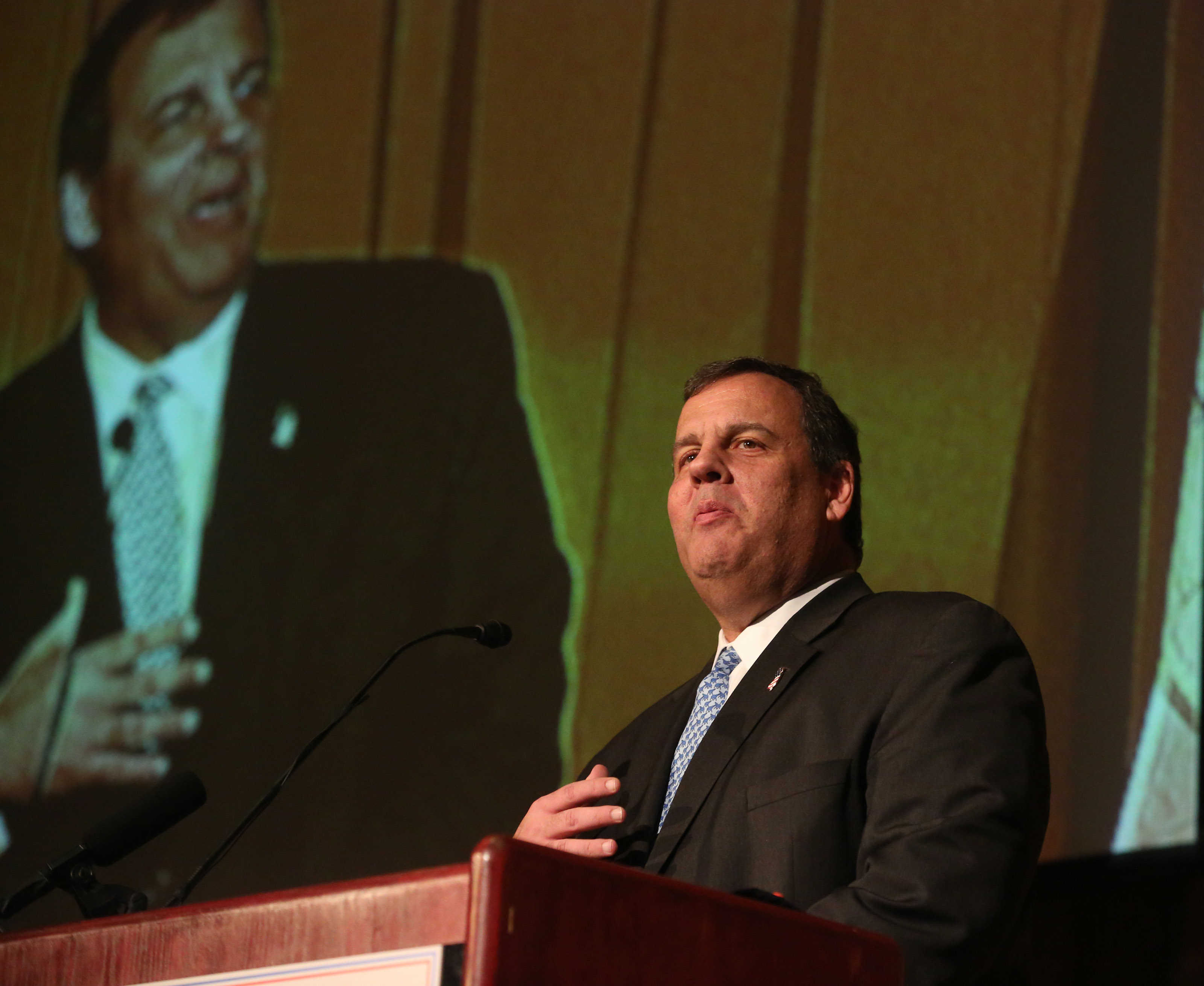 AP source: New Jersey's Christie close to starting super PAC