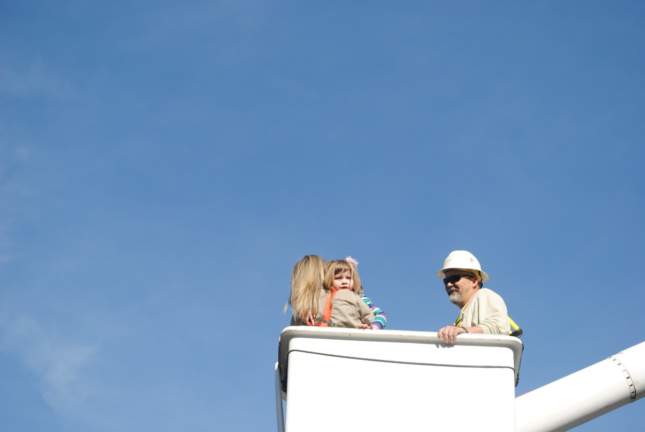 Provo City Power officials give bucket ride to dying 5-year-old