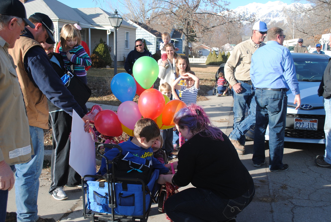 Presenting the gifts to Abigail Faul. (Photo: Sofie Czarnecki)