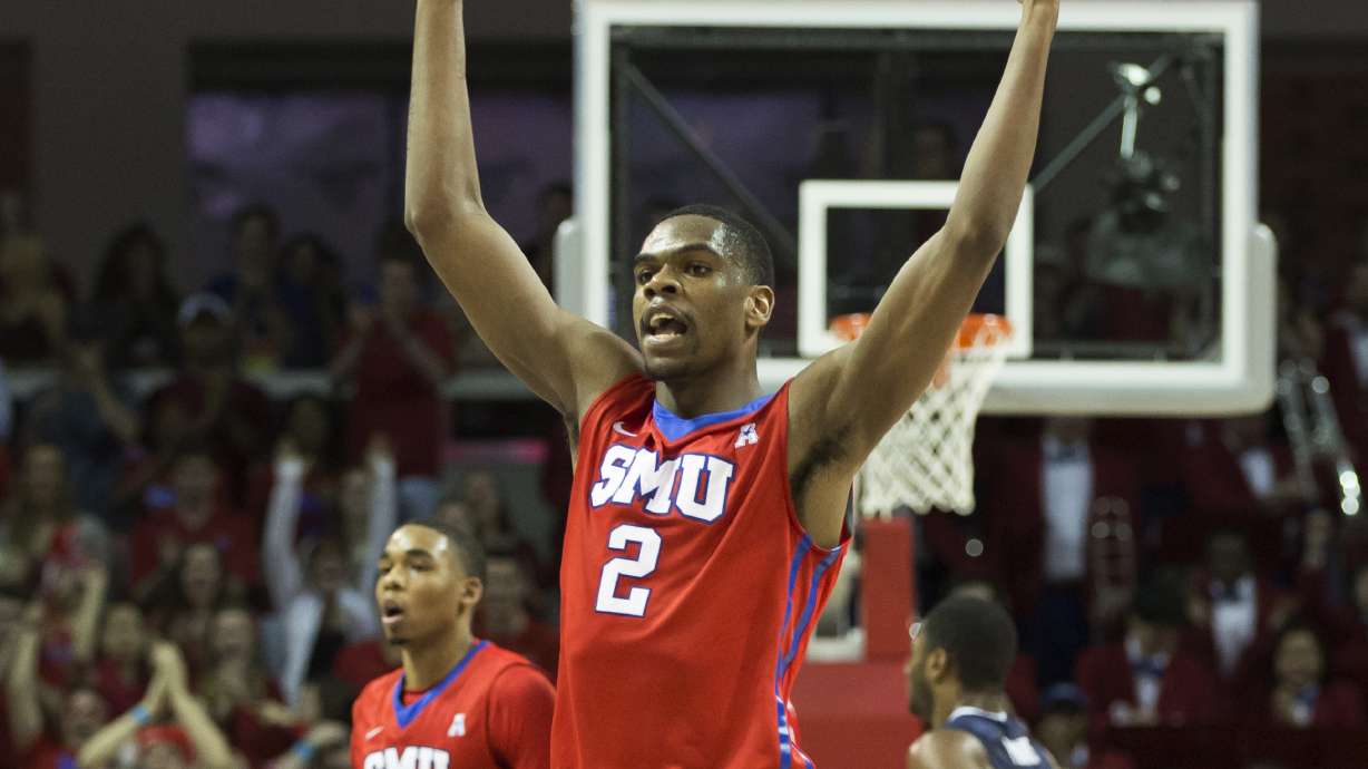 Big men Kennedy, Moreira lead No. 25 SMU past UConn, 73-55