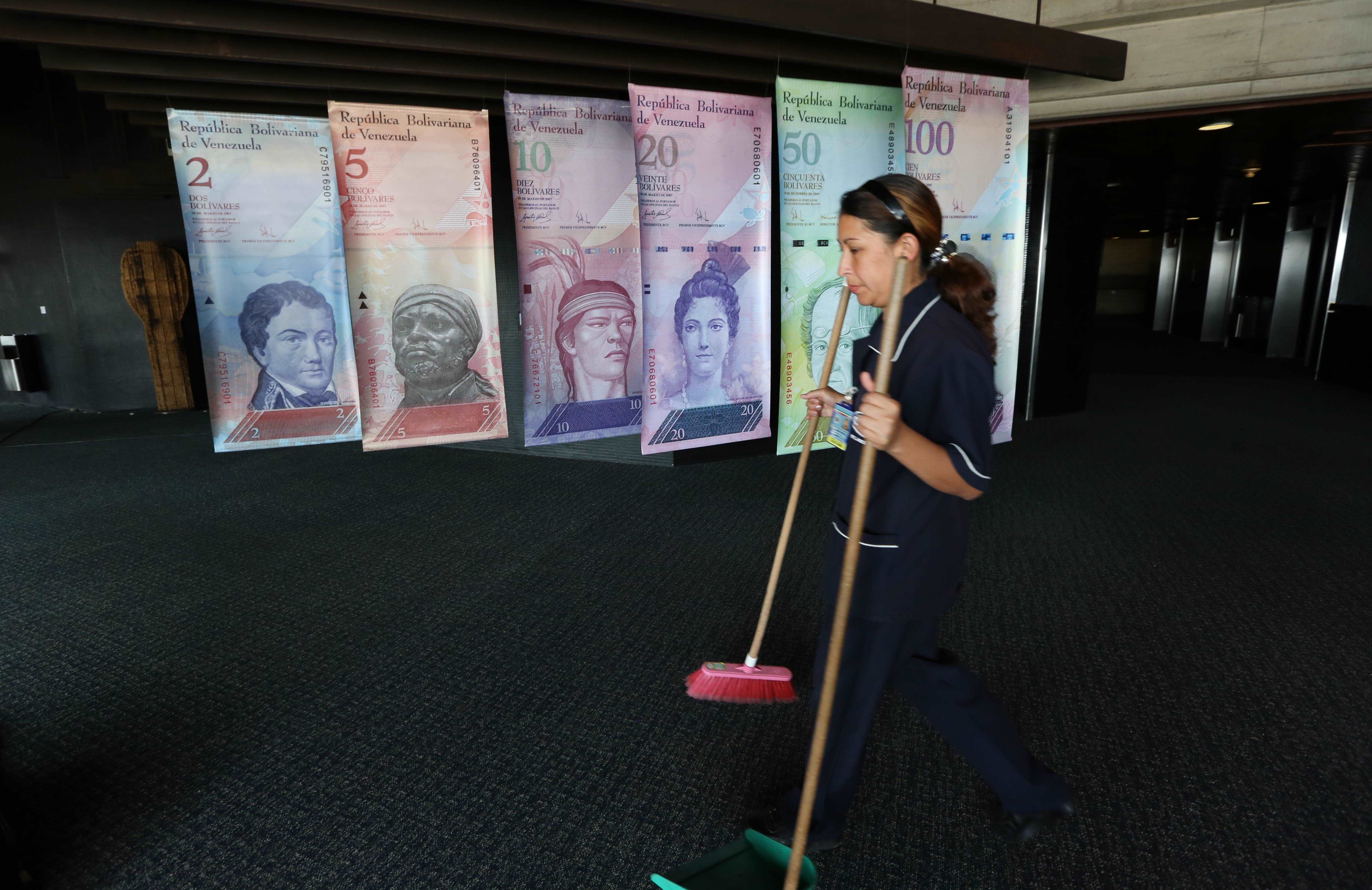 Venezuela allows sale of dollars at near-black market rate