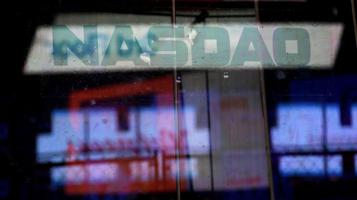 Nasdaq gains for eighth straight day, nearing dot-com high