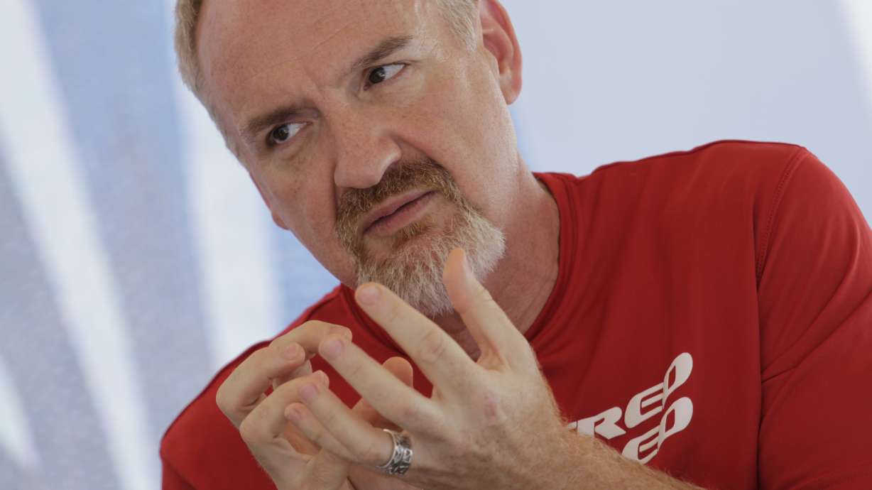 Chef Art Smith hosts mass gay wedding on Miami Beach