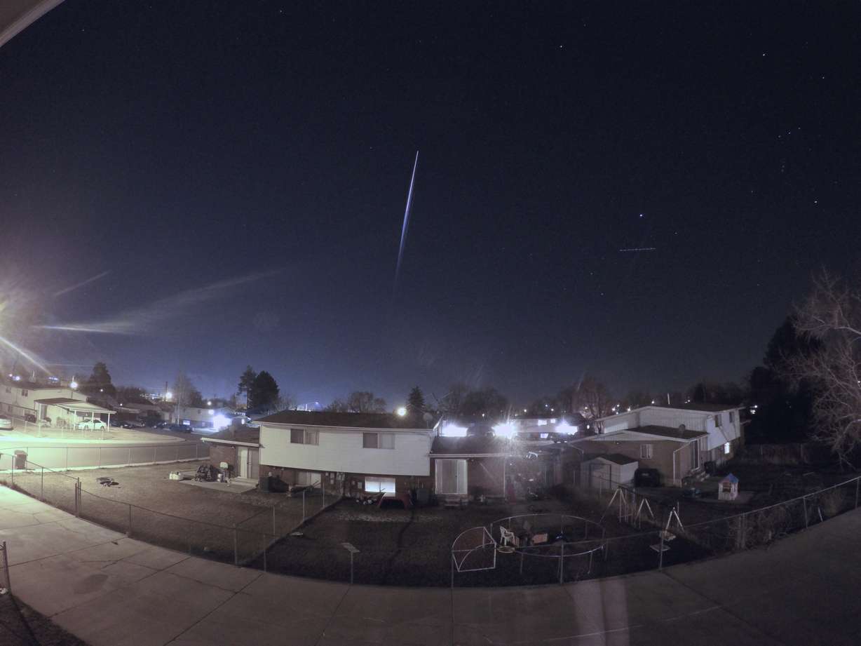 Chinese rocket booster. Taken in Provo Utah at 10:58pm (Submitted using iWitness)