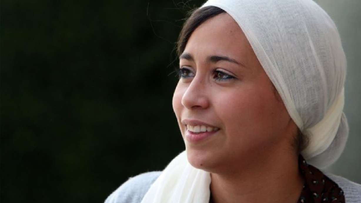 Justices appear to favor Muslim denied job over headscarf