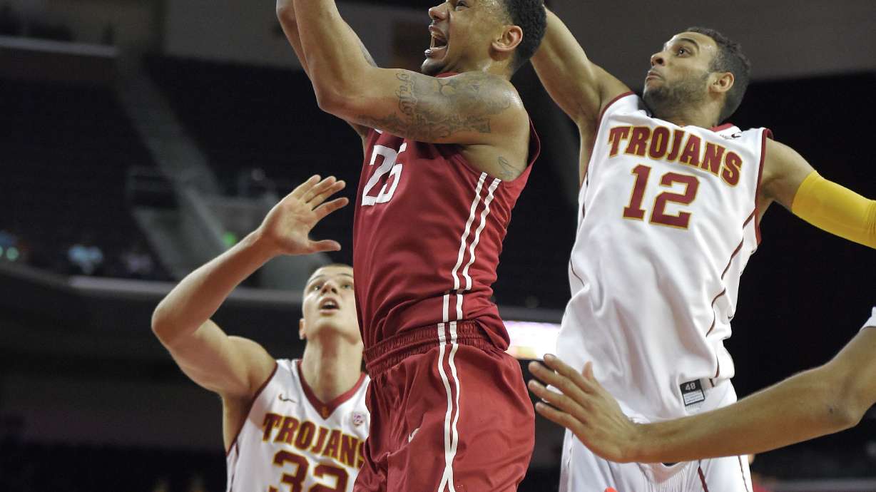 Washington State holds off USC 70-66