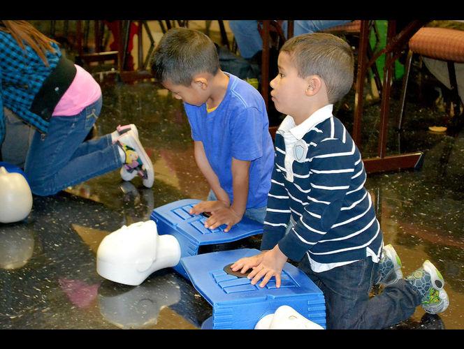 Clase gratuita de CPR deja enseñanzas necesarias para salvar vidas a numerosas familias