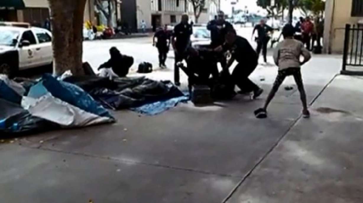 Hombre muerto intento quitar arma a policía