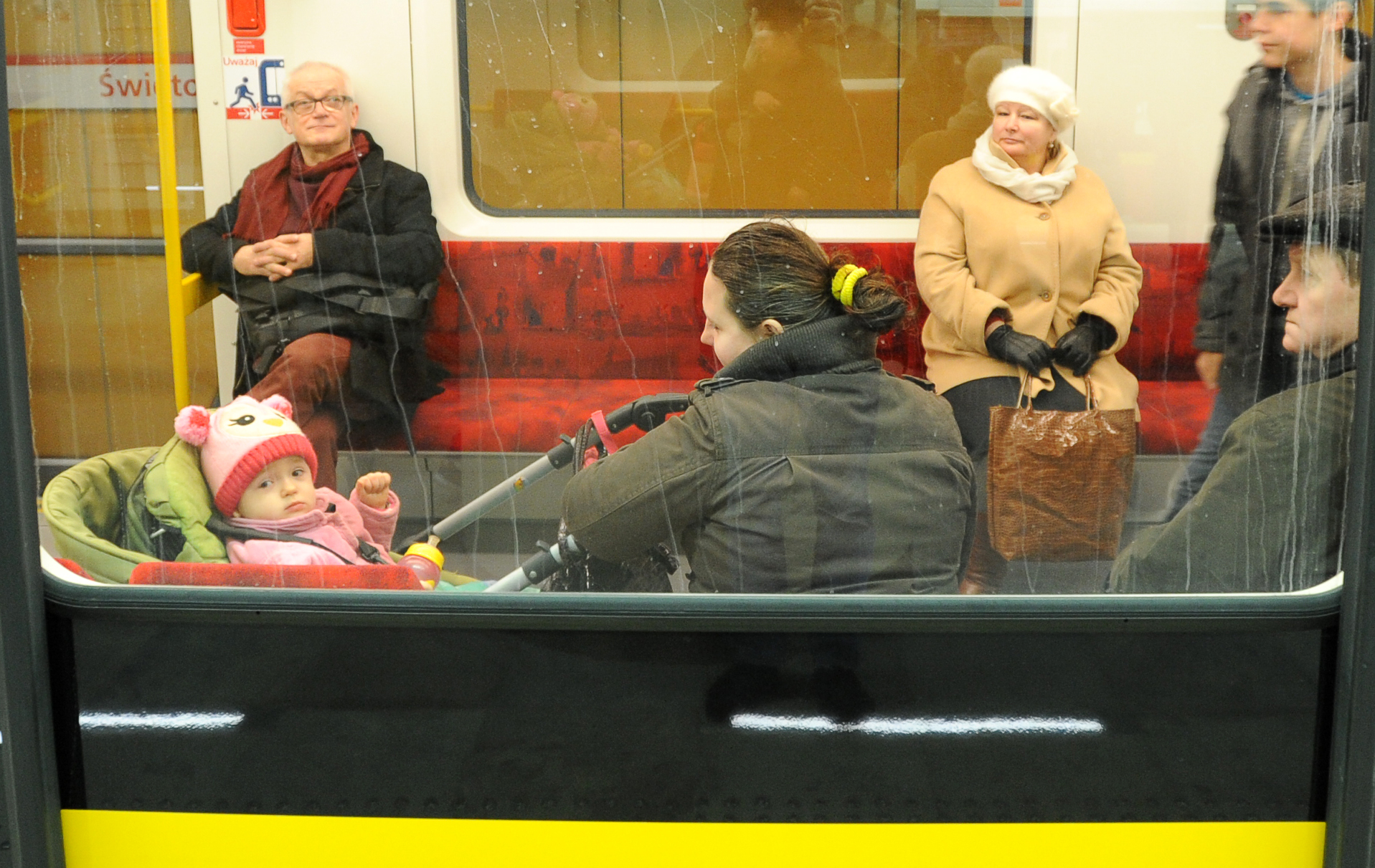 Crowds take first ride on Warsaw's new subway line