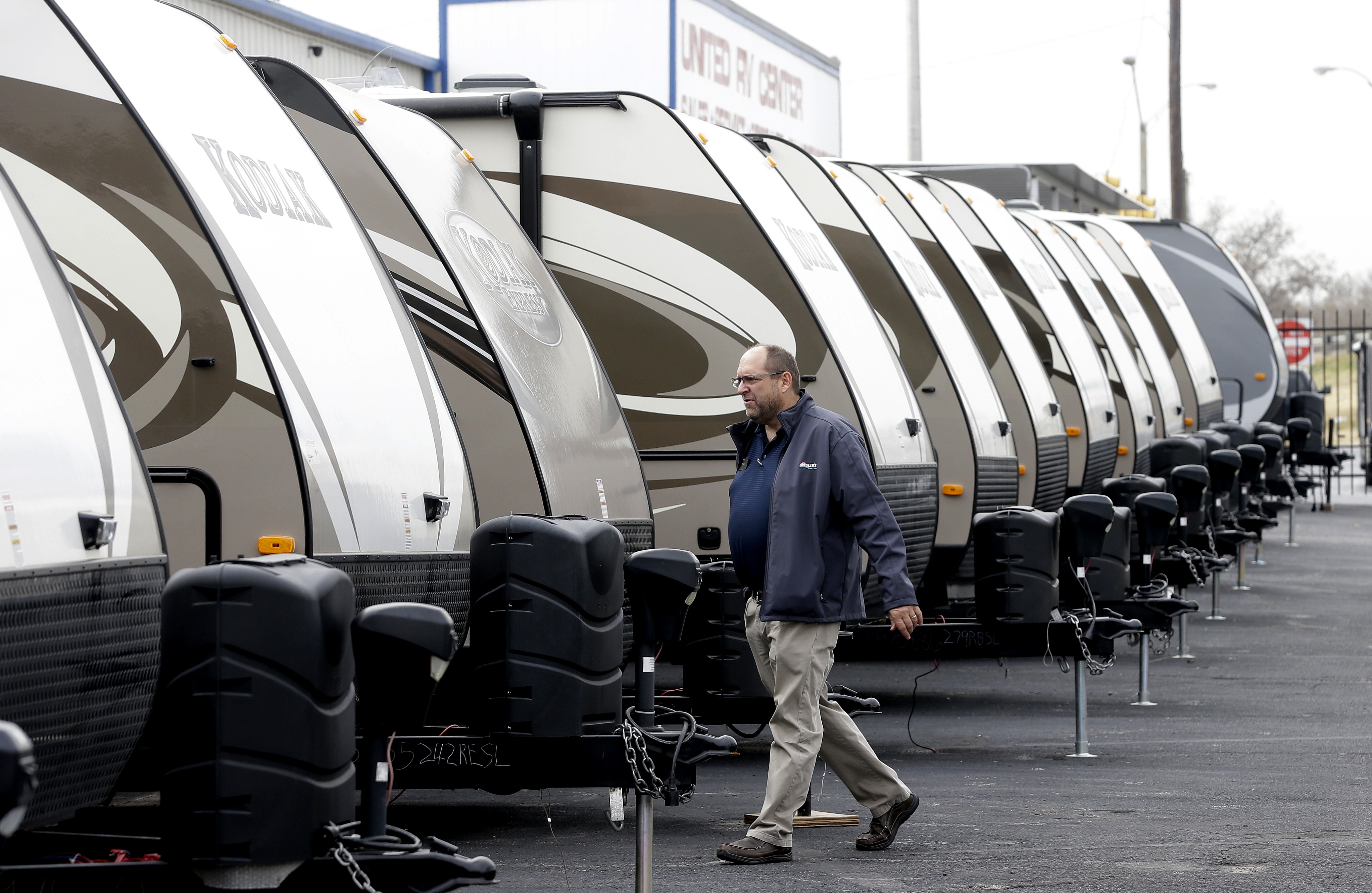 US wholesale stockpiles increase, sales sink in January