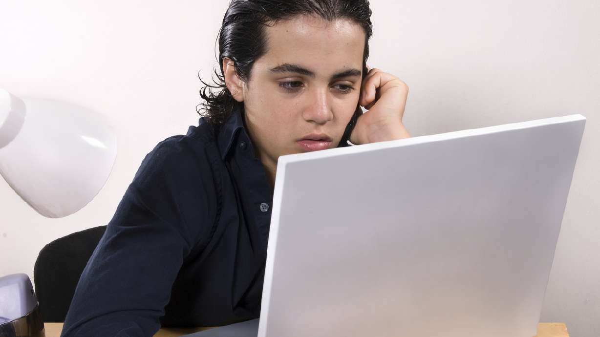 Los medios sociales, la adicción y la violencia salpican los años inestables de la adolescencia