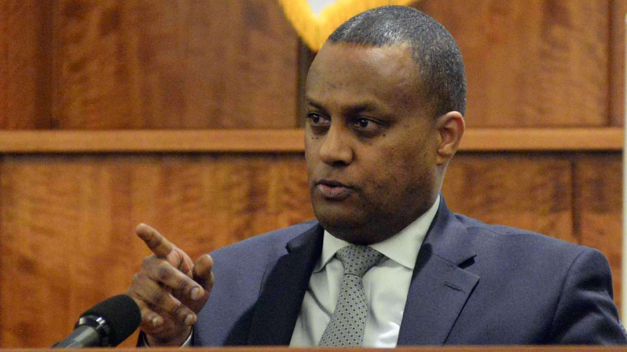 Witness: Hernandez holds gun on video minutes after killing