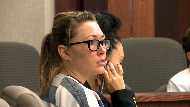 Presunta víctima de ex maestra de UT enjuicia al distrito escolar por una elevada suma 