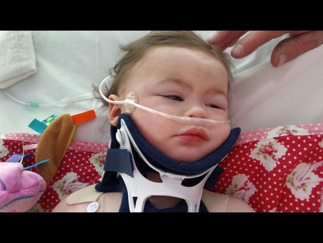 Bebé rescatada sale del hospital; el caso da un giro, la policía encuentra drogas en el auto de su madre