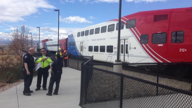 Mujer es atropellada en UT por un tren, al parecer su celular tendría que ver con el accidente 