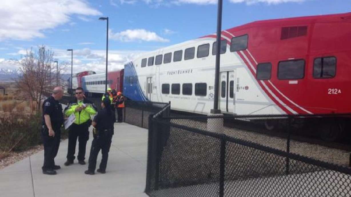 Mujer es atropellada en UT por un tren, al parecer su celular tendría que ver con el accidente