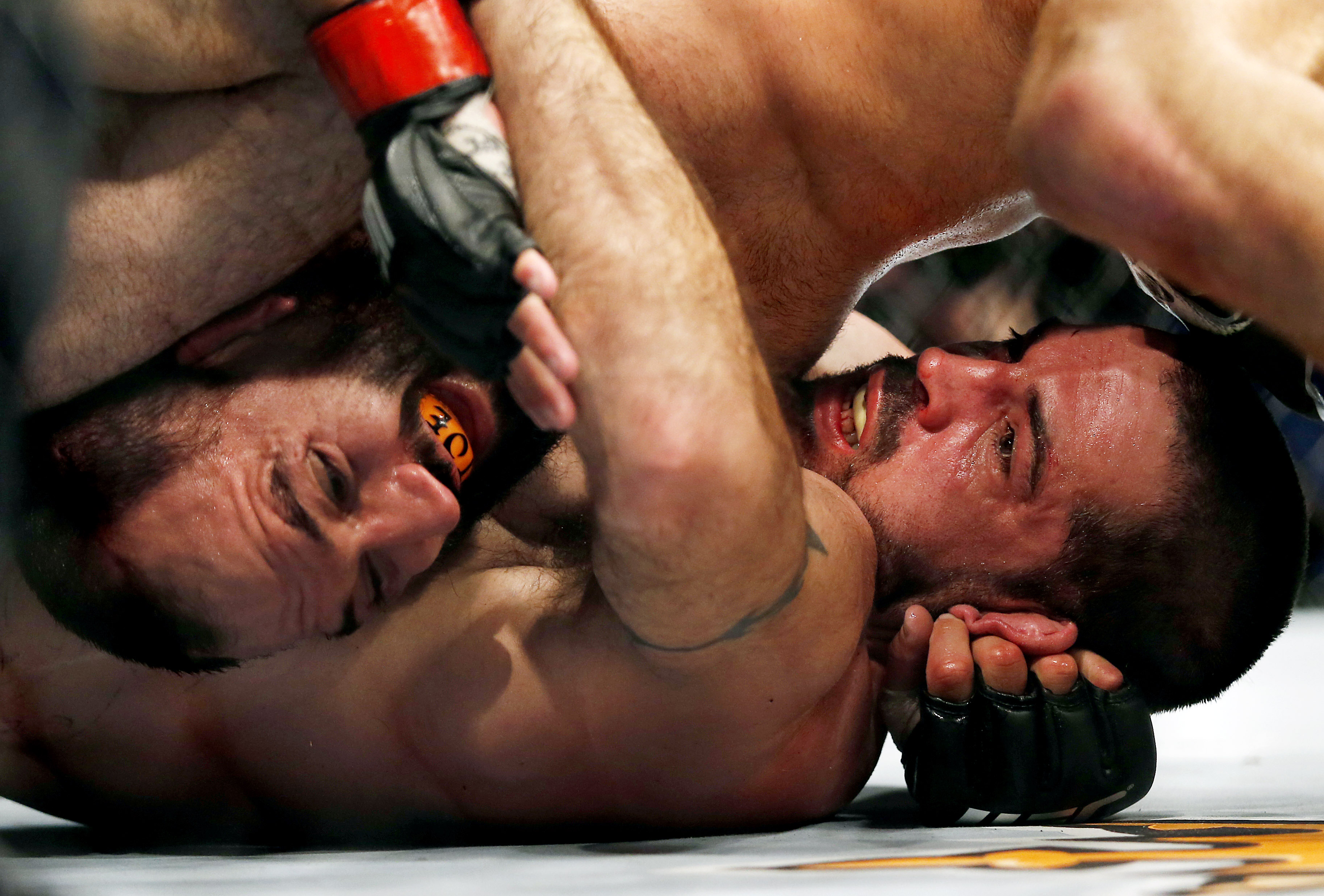 Dos Anjos beats Pettis, takes lightweight title at UFC 185